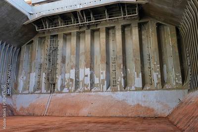 Bauxite Carrier hold / (c) Eugene / Adobestock