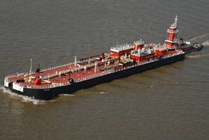 Bouchard’s B. No. 264 and tug Evening Tide navigate down the Mississippi River delivering the barge’s first load of cargo. Photo courtesy Bollinger Marine Fabricators, L.L.C.