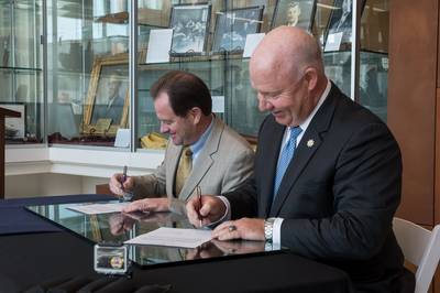 John R. Broderick (left) and Danny Hunley sign a memorandum of understanding between Old Dominion University and Newport News Shipbuilding to offer a new bachelor’s degree program in mechanical and electrical engineering at The Apprentice School. Broderick serves as president of ODU; Hunley serves as Newport News’ vice president of operations. Photo by Chris Oxley/HII