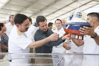 Building Director Admiral Jose A. Sierra shows to Mexican President Pena Nieto how the Voith Schneider Propeller works in a Voith Water Tractor tugboat, during the keel laying ceremony, celebrated January 2 in the Shipyard ASTIMAR 20. (Photo: Voith Turbo)