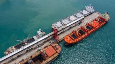 Bulk Carriers working cargo. (c) Darunrat / Adobestock