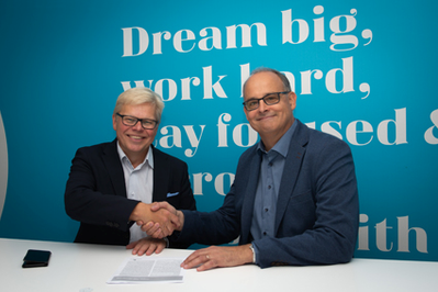 CADMATIC CEO Jukka Rantala (left) and Kymdata CEO Jyrki Metsola (right) shake hands on the acquisition agreement.
 (Photo: Cadmatic) 
