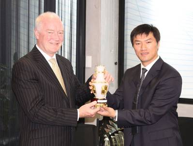 Chinese Delegate Presents Gift to AMSA Head: Photo credit AMSA