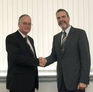Close cooperation: Volker Heuer (right), CEO of Tognum AG, and Hans Thomas Hug (left), President of the Board of Directors of Hug Engineeering AG, agreed on the formation of a joint venture between the two companies to drive forward development in the field of exhaust aftertreatment.