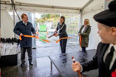 CEO of Corvus Energy, Geir Bjørkeli, Vice County Mayor, Natalia Golis of Vestland County Municipality, and Marketing Communications Manager of Corvus Energy, Sonja Vernøy Hansen. Photo: Marius Knutsen, Maritime CleanTech (Photo: Corvus Energy)