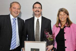 Curtis Hays Whitson together with Morten Loktu (left), Statoil’s head of research, and Margareth Øvrum, executive vice president for Technology & New Energy. (Photo courtesy Statoil)