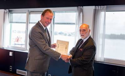 Damen CEO René Berkvens (left) receives a CEMT award from CEMT Chairman Trevor Blakeley (Photo: Damen)