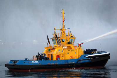Display of SST Orca’s fi-fi 1 classed off-ship fire-fighting system (Photo courtesy of BC Shipping News)