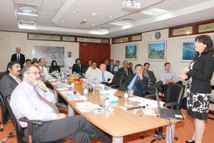 Elaine Heldewier is addressing the attendees of the Seminar