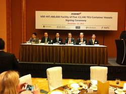 Erik Borgen (centre) with DNB and HMM officials at the signing ceremony at Marina Bay Sands, Singapore.