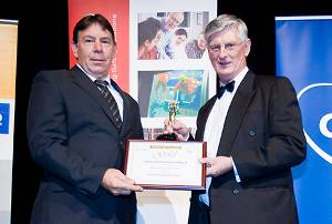 Expro’s Australia HSEQC adviser, Terry Haines, left, receives the Safe Way Achiever Award at an IFAP celebratory dinner. (Photo courtesy Pennebaker | fifth Ring)