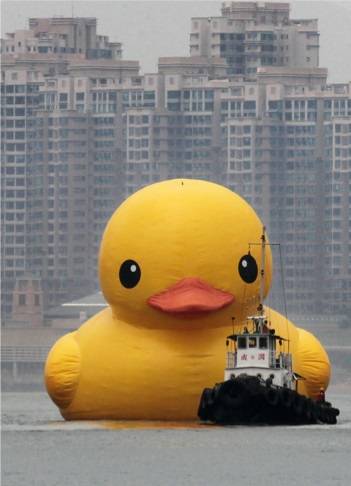 Florentijn Hofman’s enormous rubber duck