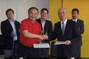 (From left) Shen Wenming, Vice President, Jiangsu Shagang Group and Kenichi Nagata, Managing Executive Officer, Mitsui O.S.K. Lines, Ltd. (Photo courtesy Mitsui O.S.K. Lines, Ltd.)