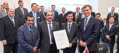 From right to left: Tor Svensen, CEO of DNV GL Maritime, presents the Approval in Principle for the first “LNG Ready” mega box ships to Oi Hyun Kim, CEO and COO of HHI’s Shipbuilding Division, and Waleed Al Dawood, COO of United Arab Shipping Company, in the presence of His Excellency Sheikh Ali Bin Jassim Al Thani, UASC Board Member.