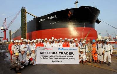 In front of the VLCC Libra Trader, which recently had a new ballast water treatment system installed, representatives of the vessel’s management company, MOL Tankship Management (Asia) Pte Ltd., and the shipyard pose for a commemorative shot.