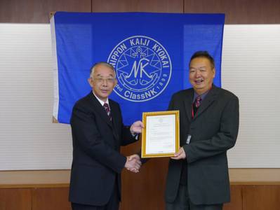 Handing the SOC from ClassNK to Zhongxin; Mr. Matsui, Executive Vice President, ClassNK (left) and Mr. Liang, Director, Zhongxin (right)