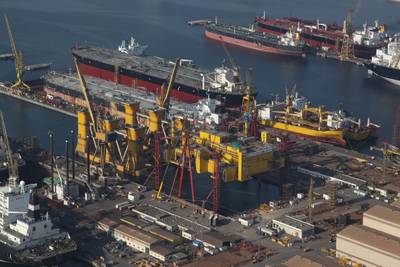 Heavy lifts in DDW Yard: Photo credit Drydocks World