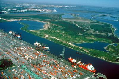 Houston Ship Channel Barbours Cut: Photo CCL