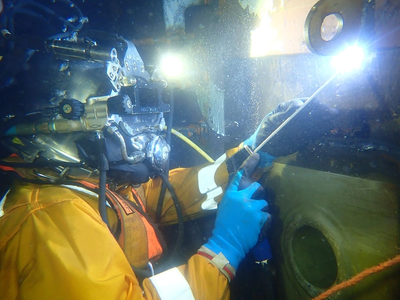 Wärtsilä Underwater Services’ diver performing a scrubber overboard repair on a container vessel. (Photo: Wärtsilä)