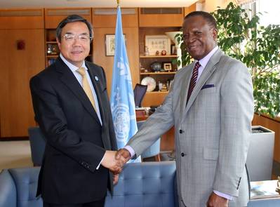 IMO Secretary General Koji Sekimizu with His Excellency Paul William Lumbi, High Commissioner of the Republic of Zambia to the United Kingdom (Photo: IMO)