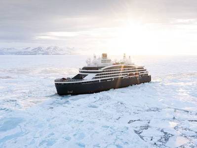 The installation is the first at the North Pole to combine Marlink’s Sealink GEO VSAT, with Starlink, Eutelsat OneWeb and Iridium LEO services. Picture © PONANT – Julien Fabro.