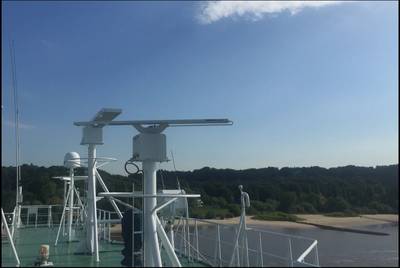 Installation of the NautoScan NX Radar Transceiver on the container feeder Vera Rambow (Photo: Raytheon Anschütz)