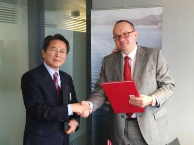 Jeon Jeong-chong, General Manager of KR’s Convention & Legislation Service Team, with Robert Biwer, Commissioner for Maritime Affairs, Government of the Grand-Duchy of Luxembourg (Photo: KR)