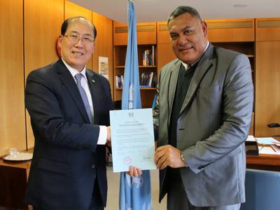 Kitack Lim (left) with Jitoko Tikolevu (Photo: IMO)