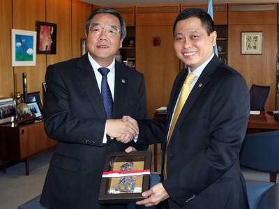 Koji Sekimizu (left) with Ignasius Jonan (Photo: IMO)