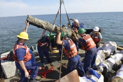 Blackbeard's cannons lifted: Photo courtesy of USCG