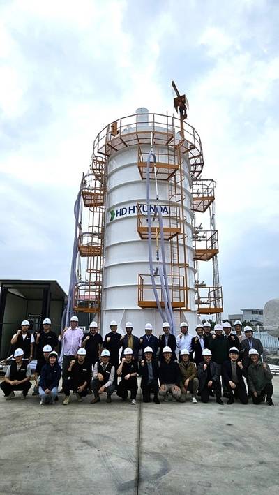 

The large-scale tank vacuum system with representatives from HD KSOE, Woodside Energy, M.O.L. and Hyundai Glovis. (Source: LR)