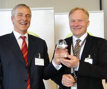 left to right: Pierre Girardin, Executive Vice President for CEVA Logistics in the Benelux; Christian Rönnholm, Director, Global Parts Management, Wärtsilä Services