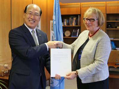 Lolan Margaretha Eriksson (right) with Kitack Lim (Photo: IMO)