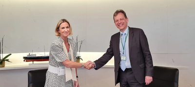 Maria Angelicoussis and Roger Holm at the agreement signing ceremony. © Wärtsilä Corporation
