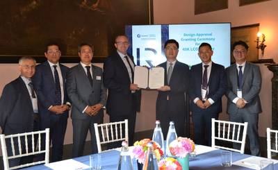 Andy McKeran, Chief Commercial Officer, Lloyd’s Register, presenting the Design Approval certificate to Mr. Won-ho Joo, Senior Executive Vice President and Chief Technical Officer of HHI, in a ceremony at Gastech (Photo: LR)