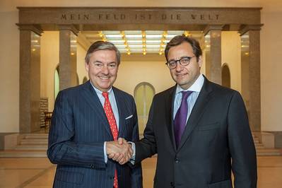 Michael Behrendt, Chairman of the Executive Board of Hapag-Lloyd (left), and Oscar Hasbún, CEO of CSAV, today at Ballin House (Hapag-Lloyd headquarters) in Hamburg after the signing.
