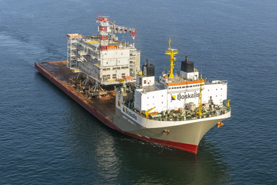 Mighty Servant 3 transporting the HKZ topside.- Image supplied by Boskalis
