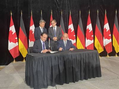 The MOU signing in Stephenville/Newfoundland in the presence of the German Federal Minister Minister for Economic Affairs and Climate Action Dr. Robert Habeck (standing left) and Canada’s Minister of Natural Resources Jonathan Wilkinson (standing right): FSG managing sirector Philipp Maracke (l.) and Oceanex executive chairman Capt. Sid Hynes (r.). (Photo: FSG)