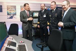 In the newly opened Atlas World, Atlas Managing Director Kai Horten presents the wide-ranging products and capabilities of Atlas Elektonik to the Director of Naval Armaments and Logistics, Captain Werner Lüders, Rear Admiral Karl-Wilhelm Ohlms and Bremen’s Senator for Economic Affairs and Ports, Ralf Nagel (left to right).
