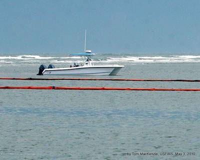 Oil slick containment booms: Photo file, public domain