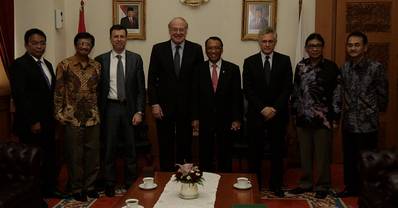 Eni’s CEO Paolo Scaroni (center) meets the Indonesian Minister of Energy Jero Wacik (to his left). Photo: Eni