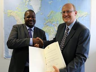 Peace Kennedy with Jan De Boer (Photo: IMO)