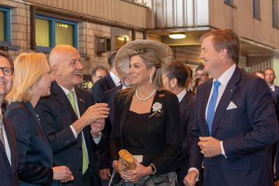 Peter Fetten informs the royal couple about the construction of the Global Class cruise ships. © MV WERFTEN