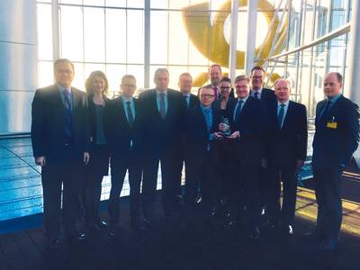 Peter Frederiksen, Member of the Executive Board of Hamburg Süd (front row r.), was presented with the ‘Carrier of the Year 2015’ award by Dominique von Orelli, Head of FCL Product & Capacity Management, DHL Global Forwarding (front row l.). (Photo: Hamburg Süd)