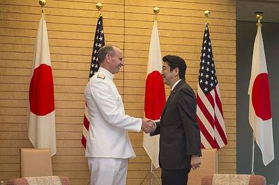 (U.S. Navy photo by Chief Mass Communication Specialist Peter D. Lawlor)