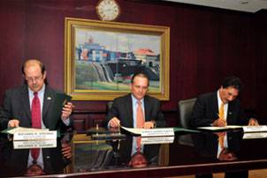 Port of Long Beach Executive Director Richard D. Steinke, ACP Administrator/CEO Alberto Alemán Zubieta and Port of Long Beach Harbor Commissioner Mario Cordero sign MOU. Photo courtesy Panama Canal Authority