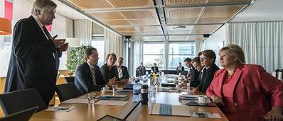 Prime Minister Erna Solberg in discussion with Group President & CEO Henrik Madsen (Photo: Magnus Dorati)