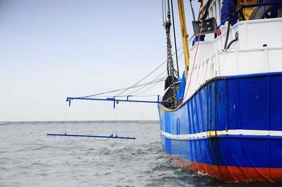 The P-Trap installation releases lines in the water on both sides of the fishing vessel. Propellers of hostile vessels tangle in the lines, engines stall as a result of this and the intruder remains at a safe distance, meaning that pirates cannot climb aboard.