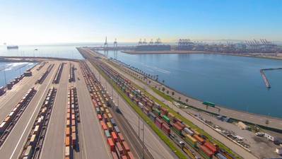 Railway by the Port of Los Angeles - Credit:helivideo/AdobeStock