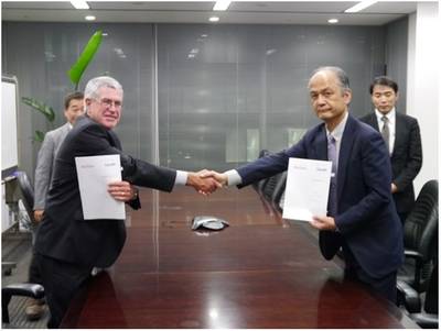 Right: Mr.Yasushi Nakamura (ClassNK), Left: Mr.Warwick Smith (Rio Tinto Iron Ore)